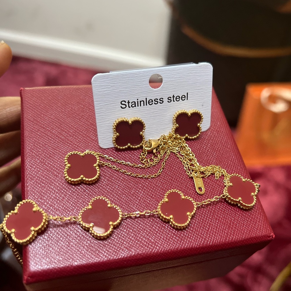 3 pièce luxe Jewelry set 18k Gold stainless steel.